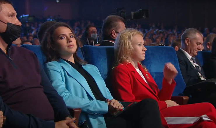 После слов Медведевой оператор постоянно переводил камеру на Загитову, сидящую в зрительном зале — вид у Алины был не самый довольный 