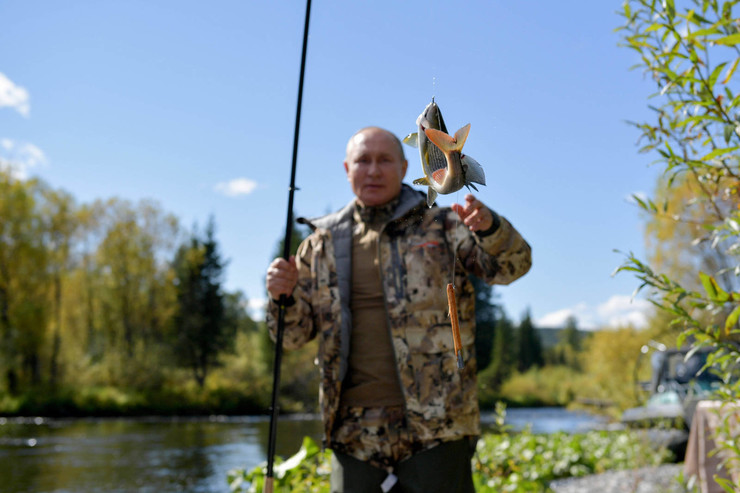 В тайге Путин порыбачил и поймал щучку