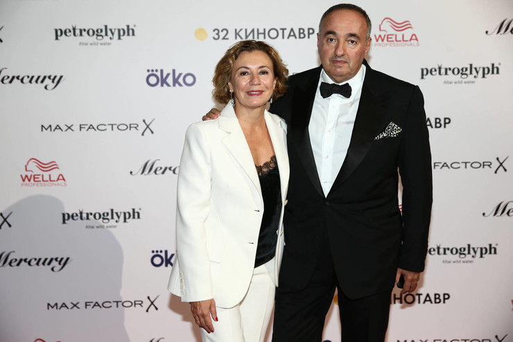 Александр Роднянский с супругой