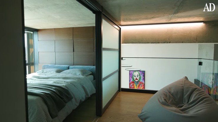 А так выглядит спальня в квартире артиста