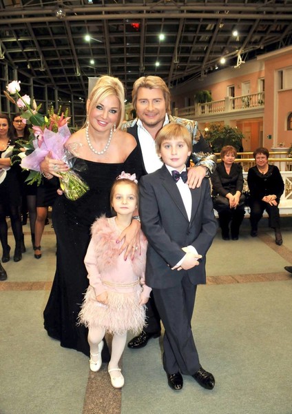 Последние годы певица почти не имеет возможности общаться с Ильей и Людмилой. Раньше она часто брала детей на свои концерты и другие мероприятия