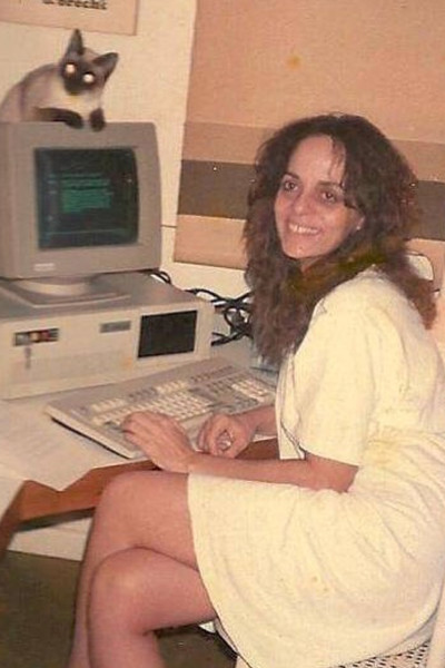 Перес написала свой первый сценарий в 1983 году