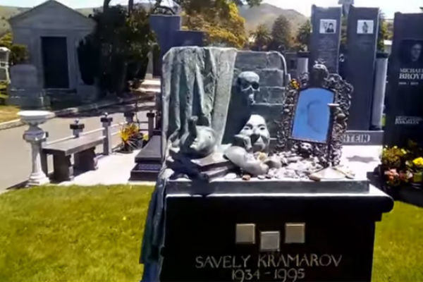 На могиле артиста установили монумент, напоминавший о его главной страсти, лицедействе
