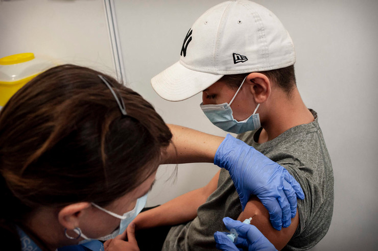 Пока в России вакцинируют только совершеннолетних