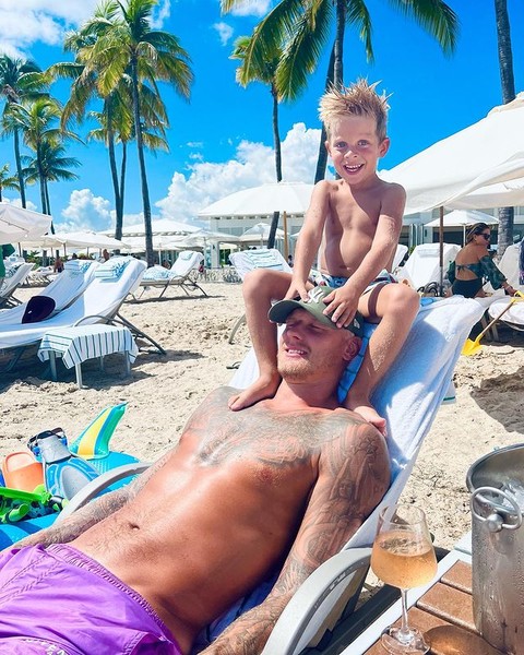 Муж Седоковой Янис Тимма и сын Гектор отдыхают на пляже