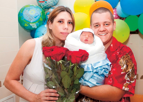 Максим Бушуев с сыном и супругой
