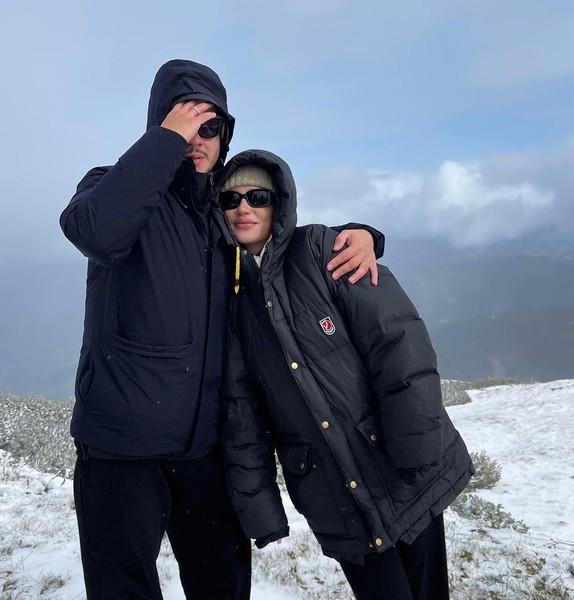 Ольга Серябкина и ее супруг Георгий Начкебия обнимаются на фоне заснеженных Альп