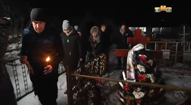 Максиму Левину потребовалось ехать на кладбище, чтобы помочь семье погибшего
