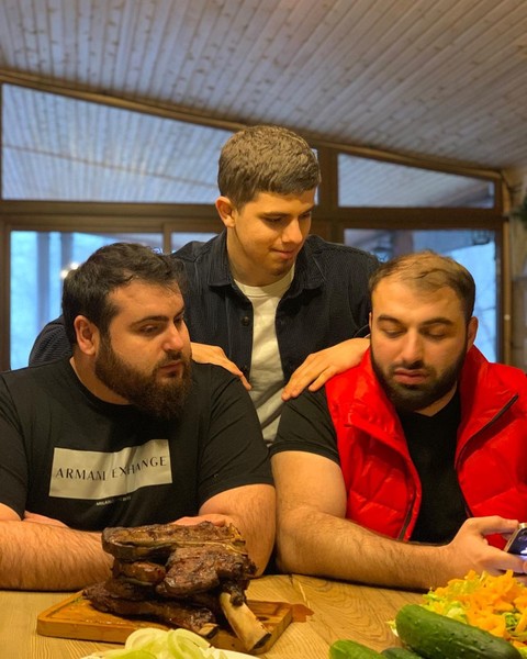 Биярсланов (на фото слева) шокирован действиями некоторых друзей Саида