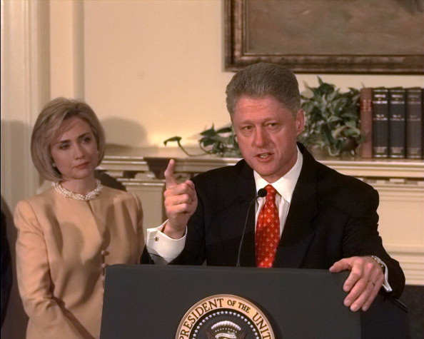 На этом знаменитом фото запечатлено, как Хиллари поддерживает Билла Клинтона, публично оправдывающегося после скандала с Моникой Левински