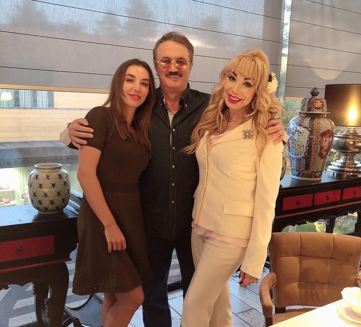 Певица с мужем Виктором Захаровым и дочерью Марией